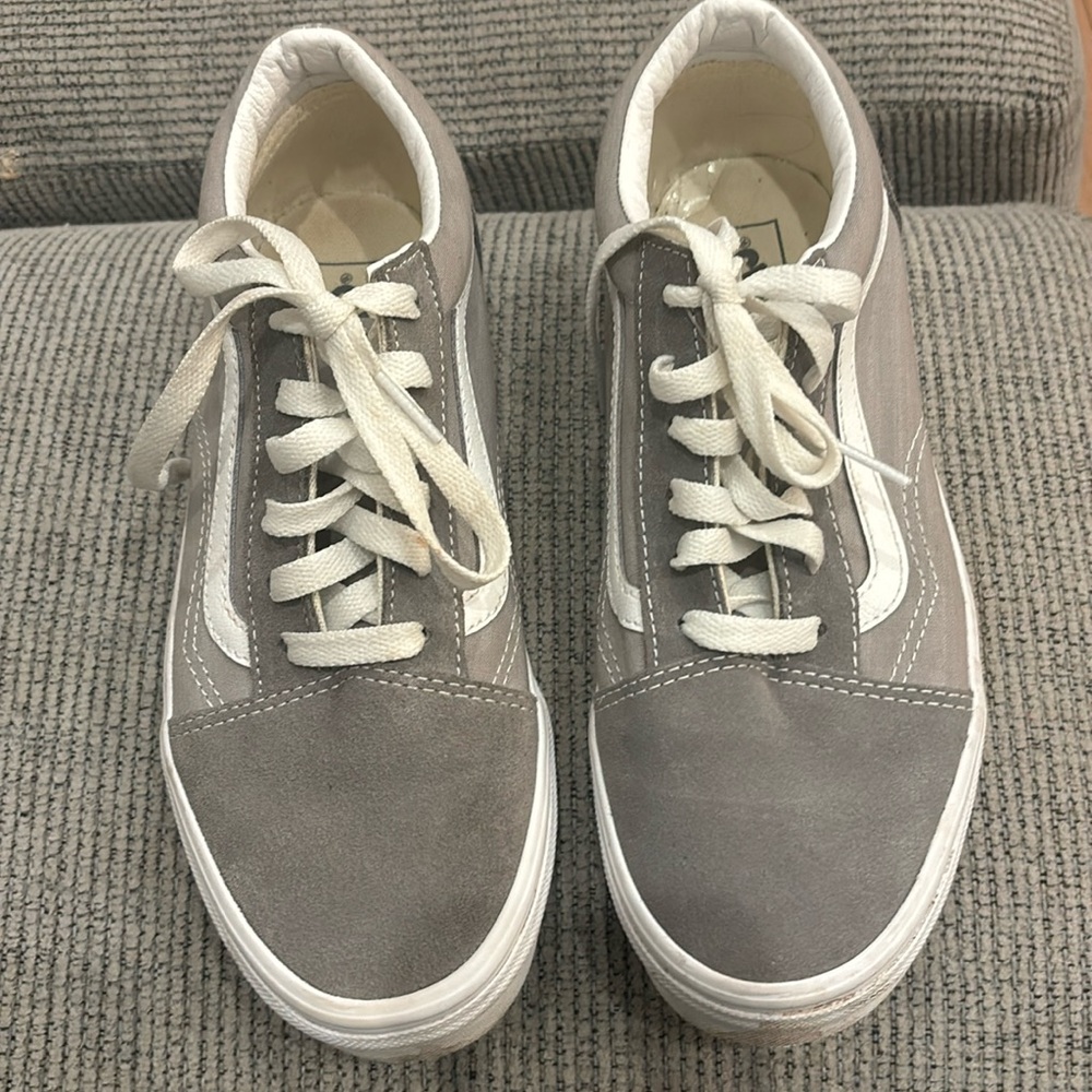 Slightly used Vans girls size 6 . In good condition. Just needs some wiping down